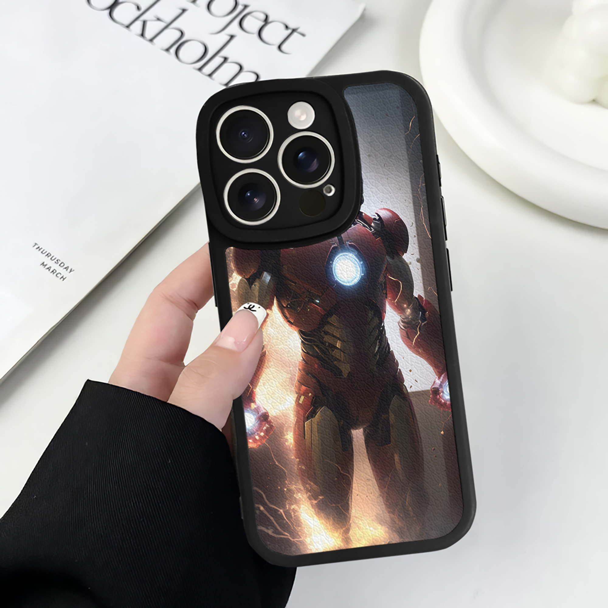（画像用） アベンジャーズ The Avengers 【iPhone 16シリーズ対応】シリコンスマホケース（レザー調） 材質：シリコン